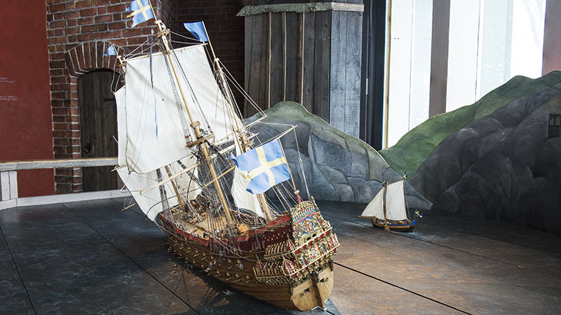 Foto av modell av skeppet Vasa i Östersjön, skeppet har börjat luta och är på väg att sjunka.