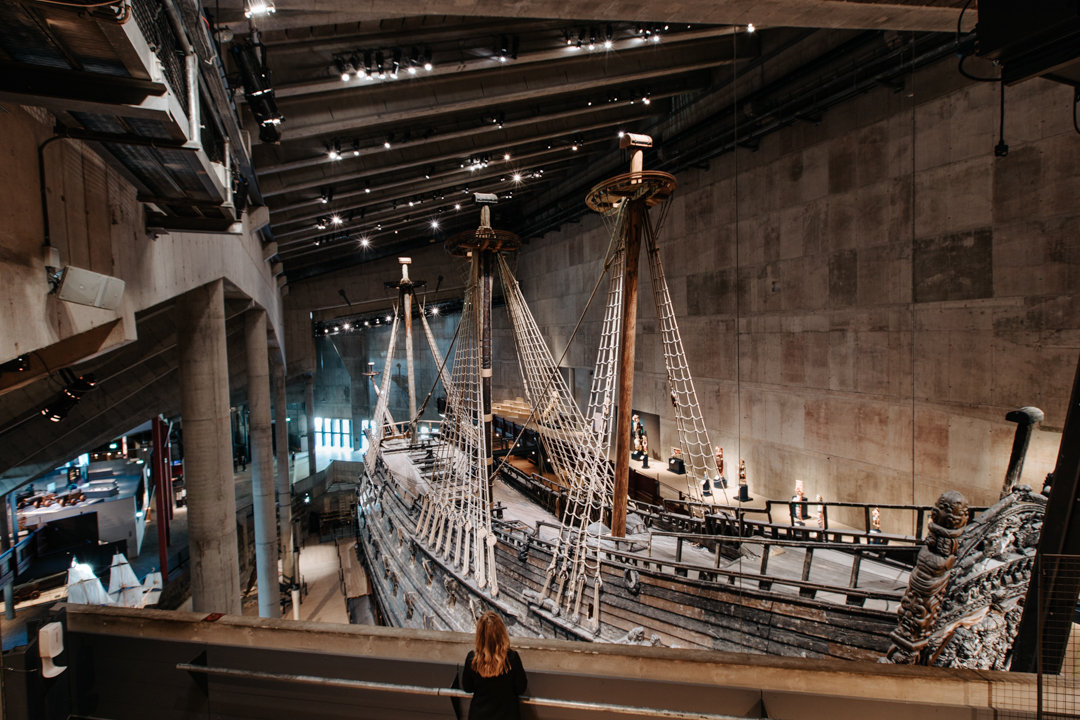 Skeppet Vasa sedd från utkiksplan på Vasamuseet